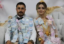 Gelin ve damada takılan takı dudak uçuklattı! Altın ve para yağdı