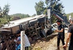 Kahramanmaraş'ta korkunç kaza! Kamyon, cenaze namazı kılanların arasına daldı