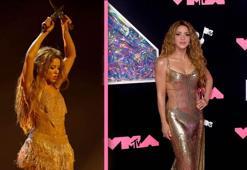 Shakira'dan ‘bıçaklı’ intikam dansı! Ödül gecesine damgasını vurdu!