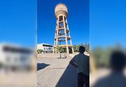 Depremde ağır hasar gören su kulesi, iş makinesiyle 15 saniyede yıkıldı