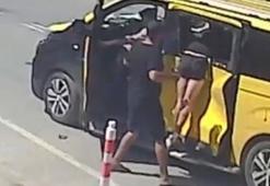 Kaza sonrası motosikletten fırladı, taksi camında asılı kaldı