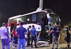 Hava limanına yolcu taşıyan midibüs, direğe çarptı: 5 yaralı