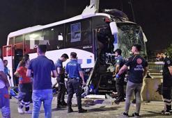 Yolcu taşıyan midibüs, direğe çarptı! Feci kazada yaralılar var
