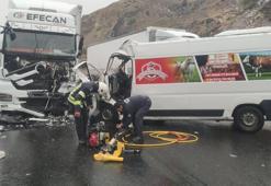 Minibüs ile TIR çarpıştı! Korkunç kaza