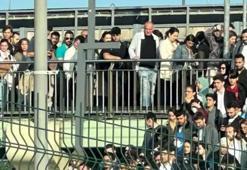 Vatandaşları isyan ettiren yoğunluk! Metrobüs duraklarında uzun kuyruklar oluştu