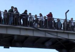 Metrobüs durağındaki yoğunluk eziyete dönüştü vatandaşlar isyan etti