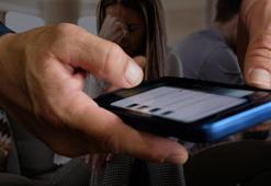 Başka erkeğe mesaj atarken eşi yakaladı! Mahkemede neye uğradığını şaşırdı