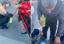 Motosiklet sürücüsünden bedava benzin için şaşırtan yöntem! Tek tek topladı