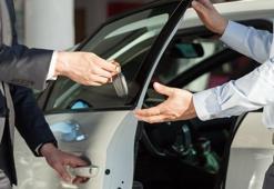 Sıfır ve ikinci el araba fiyatları sert düştü! Araba alacaklara kritik uyarı geldi