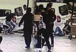 Aldatma iddiasıyla başlayan kavga kanlı bitti! Kocasını sokak ortasında bıçaklayan kadın dehşet saçtı...
