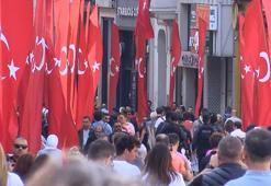 İstiklal Caddesi Türk bayraklarıyla donatıldı