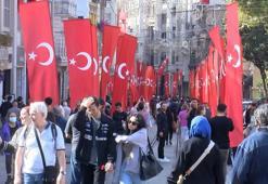İstiklal Caddesi Türk bayraklarıyla donatıldı