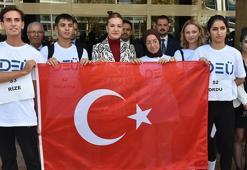 81 öğrenci, Cumhuriyet'in 100'üncü yılı için koşup, taşıdıkları bayrağı müzeye teslim etti