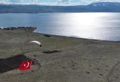 2241 metre rakımlı Balık Gölü manzarası eşliğinde dev Türk bayrağı ile uçtu
