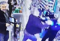 Markette dehşet anları! Kadın kasiyeri defalarca yumrukladı