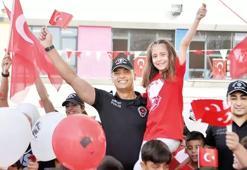Yer gök kırmızı-beyaza boyandı! Sonsuza dek izindeyiz Atam