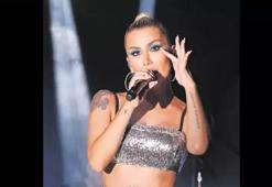 İrem Derici’nin paylaşımına kalp emojisi koydu, ortalık karıştı! “Gizemli enişte”