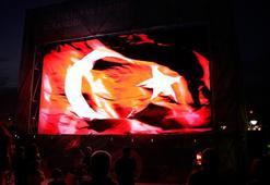 İzmir’de Cumhuriyet heyecanı! Saat kulesinde “Yüz Akıyla 100 Yıl” filmi