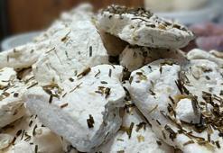 Endemik bitkilerin karışımıyla yapılan Van'ın tescilli lezzeti otlu peynir satışa sunuldu