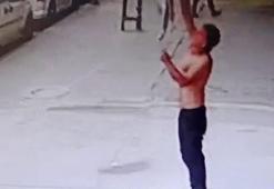 Gömleğini çıkartıp iş yerinin tabelasını yaktı! Akılalmaz olay