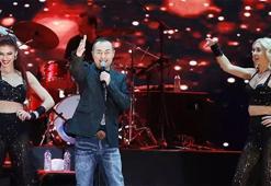 Kuruçeşme Açıkhava'da finali Serdar Ortaç yaptı! Hayranları yağmur dinlemedi