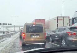 TEM Otoyolu'nda ulaşıma 'kar' engeli; araç kuyrukları oluştu