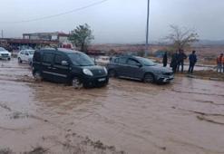 Kırıkkale'de sağanak; dere taştı, yol suyla kaplandı