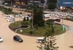 Su borusu patladı, yollar nehre döndü