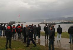 Fırtınada deniz kenarında fotoğraf çektirmek isteyen 2 genç dalgalara kapılarak kayboldu