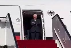 Almanya Cumhurbaşkanı Steinmeier'e Katar'da soğuk duş! Karşılamaya kimse gelmedi havaalanında 30 dakika bekledi