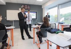 Bakan Tekin, Demirören Medya ve Teknoloji Mesleki ve Teknik Anadolu Lisesi'ni ziyaret etti: Mesleği bilen gençler yetiştiriyoruz