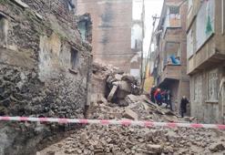 Depremde hasar almış 5 katlı bina çöktü! Enkaz altında arama kurtarma çalışması başlatıldı