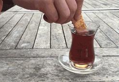 Çaya bisküvi batırmanın ilk zararı ortaya çıktı: Bunu bir daha yapmayacaksınız!