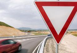 Yol Ver İşareti Nedir, Ne İşe Yarar? Yol Ver Levhasının Anlamı Nedir, Nerelerde Olur?