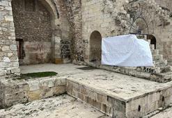 Tarihi medresedeki sprey boyalı yazılar, branda ile kapatıldı