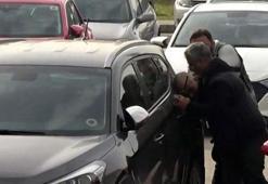 Adliyeye girmemek için direnen hırsızlık şüphelisi, başını otomobillere vurdu