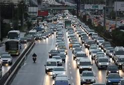 İstanbullular dikkat! AKOM alarm verdi, yağmur trafiği kilitledi