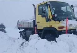 Siirt'te karda mahsur kalan minibüs ve otomobildeki 6 kişi kurtarıldı