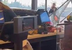 Sürücünün fren yerine gaza bastığı otomobil, markete girdi; 2 yaralı