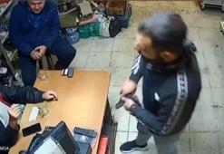 Tabanca gösterip, masadaki paketten 2 sigara alıp kaçtı, tutuklandı