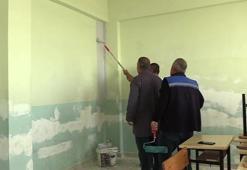 Öğrenciler para topladı, okul çalışanları sınıfları boyadı
