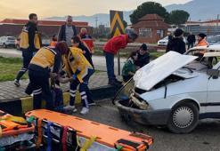 Manisa'da 2 otomobil çarpıştı; 8 yaralı