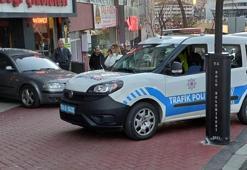El freni çekilmeyen otomobil çikolata dükkanına girdi; o anlar kamerada