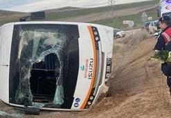 Eskişehir'de kamyonun çarptığı halk otobüsü devrildi; 11 yaralı