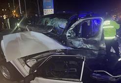 Kazaya karışan 3 araçtan 1'i ikiye bölündü! Otomobilden çevreye saçılanlar dikkat çekti