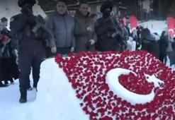 Sarıkamış'ta şehit düşen 90 bin Mehmetçik için kardan heykeller