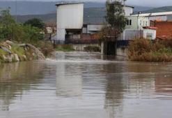 İzmir’de sağanak ve fırtına: Yollar göle döndü, şemsiyeler uçtu