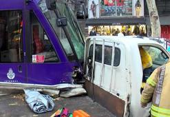 Karaköy'de tramvay kamyonete çarptı