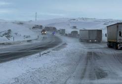 Tendürek Geçidi kardan kapandı, çoğu TIR onlarca araç mahsur kaldı