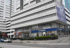 Reklam tabelası asarken vincin zinciri koptu: 2 işçi öldü